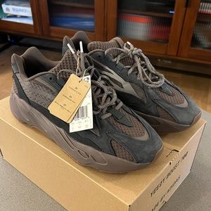 Adidas Yeezy boost 700 - mauve - new in box with tags
